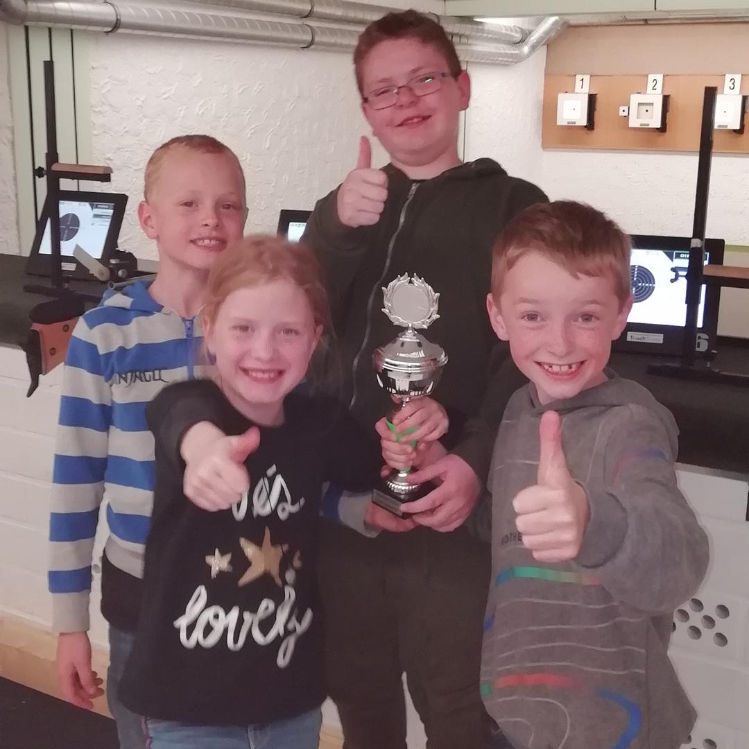 zwei wanderpokale fuer die schuetzenjugend 01