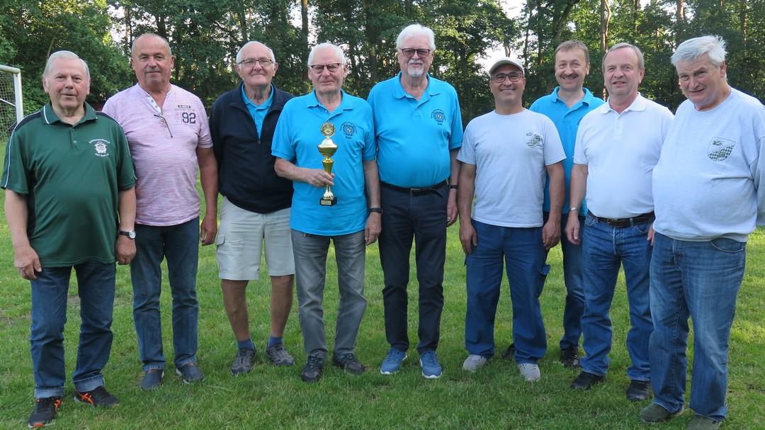 zwei goldschlaegerpokale zum jubilaeum 01